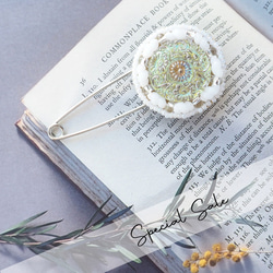 【SALE】チェコボタンの魅力　一点ものストールピン 1枚目の画像