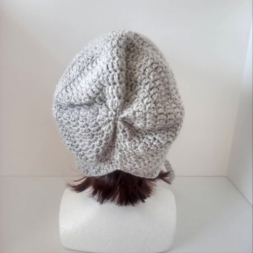 67大人 のボンネット ニット帽 ポンポン付き グレー ニット帽