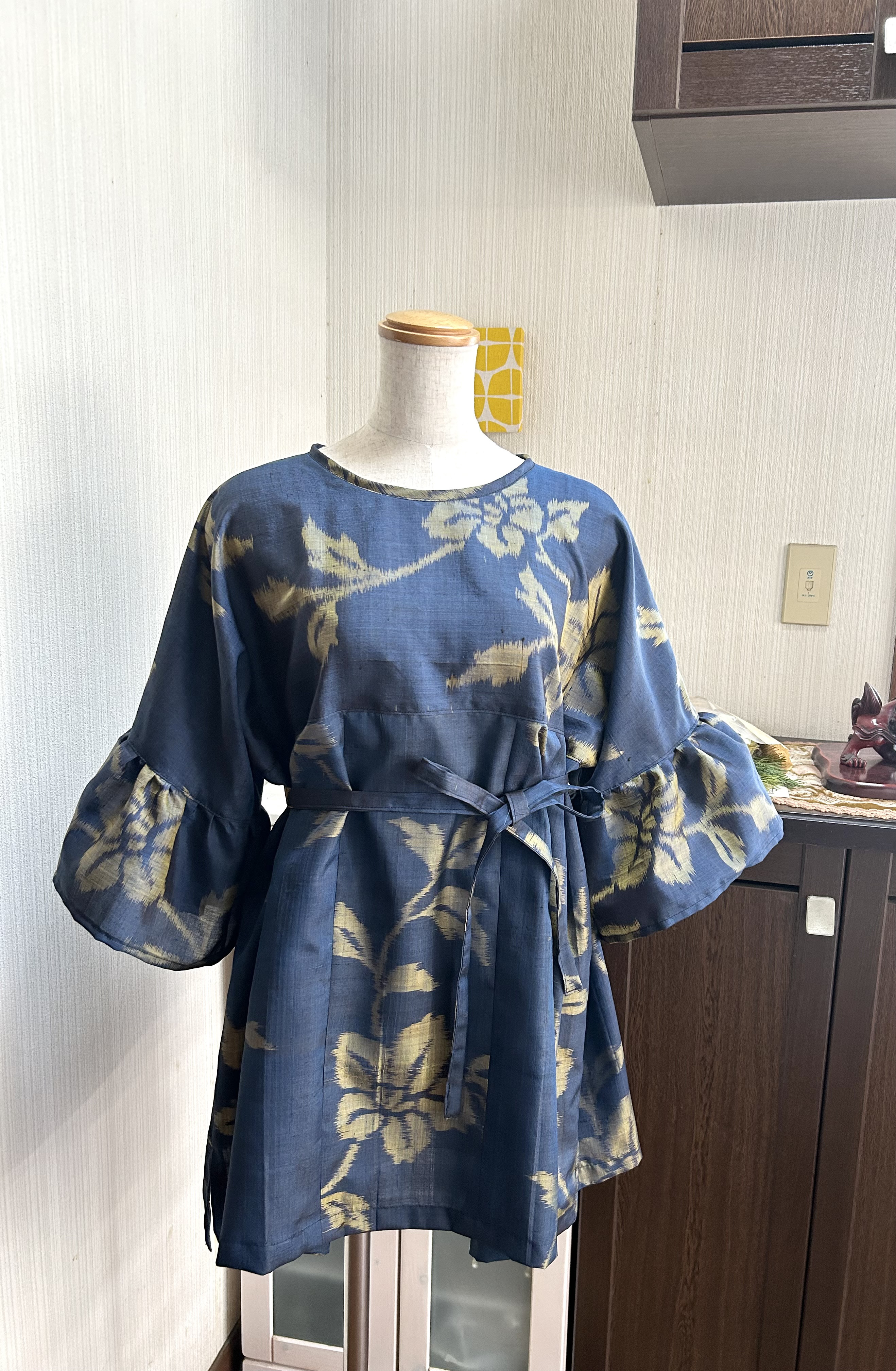 絹 銘仙 フレア袖 チュニック 着物リメイク 青緑に金茶色の花柄