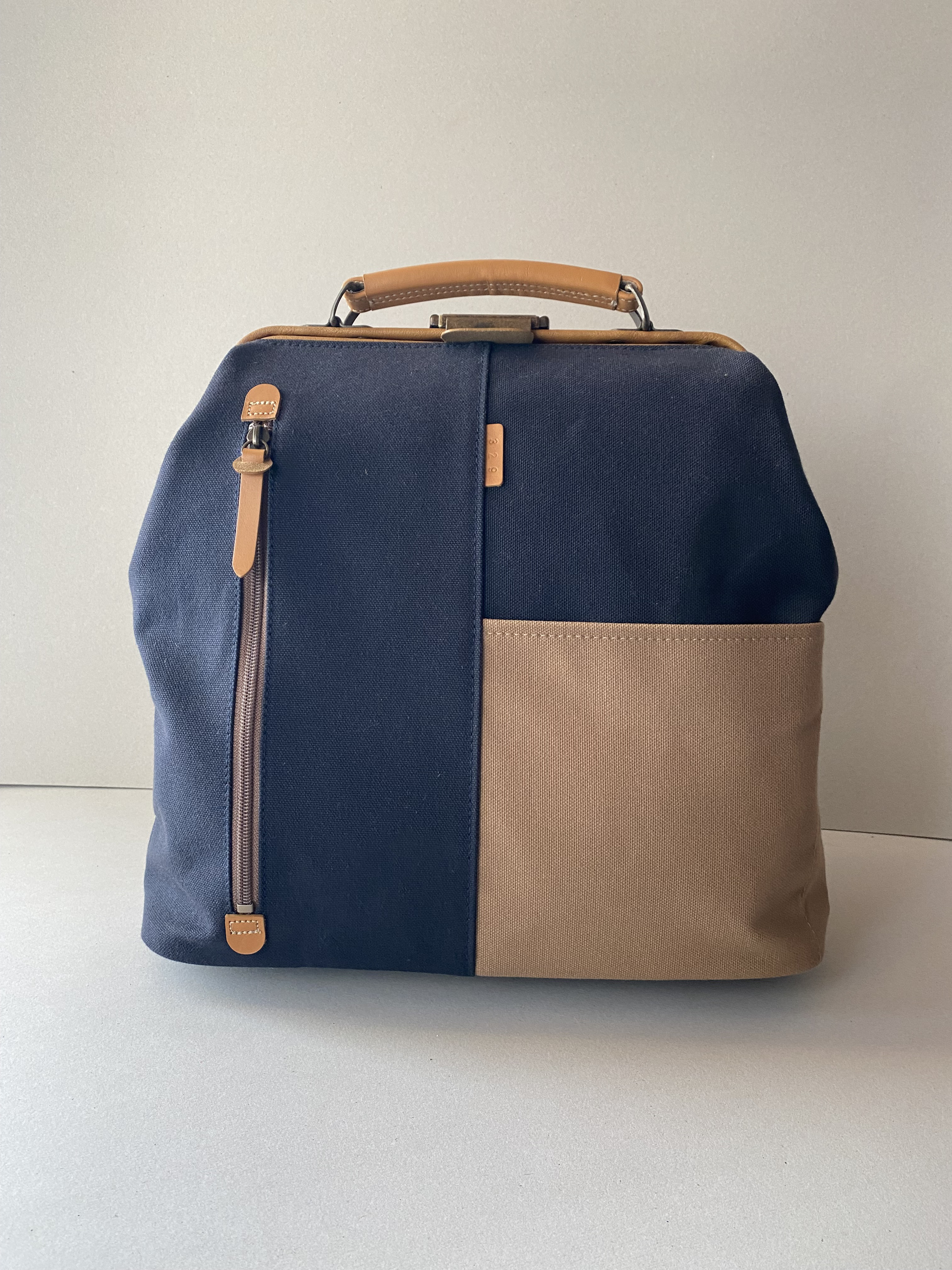 富士金梅8号帆布　バイカラーダレスリュック　紺×モカ