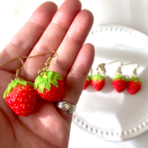 風鈴風にゃんこ♡薔薇といちごミルクキャンディー マーブル ピアス/イヤリング★ 真っ赤ないちご ピアスorイヤリング ♡ 1個 食品サンプル