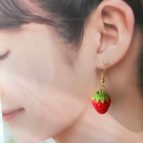 風鈴風にゃんこ♡薔薇といちごミルクキャンディー マーブル ピアス/イヤリング★ 真っ赤ないちご ピアスorイヤリング ♡ 1個 食品サンプル