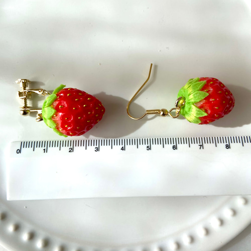 真っ赤ないちご ピアスorイヤリング ♡ 1個 食品サンプル スイーツ