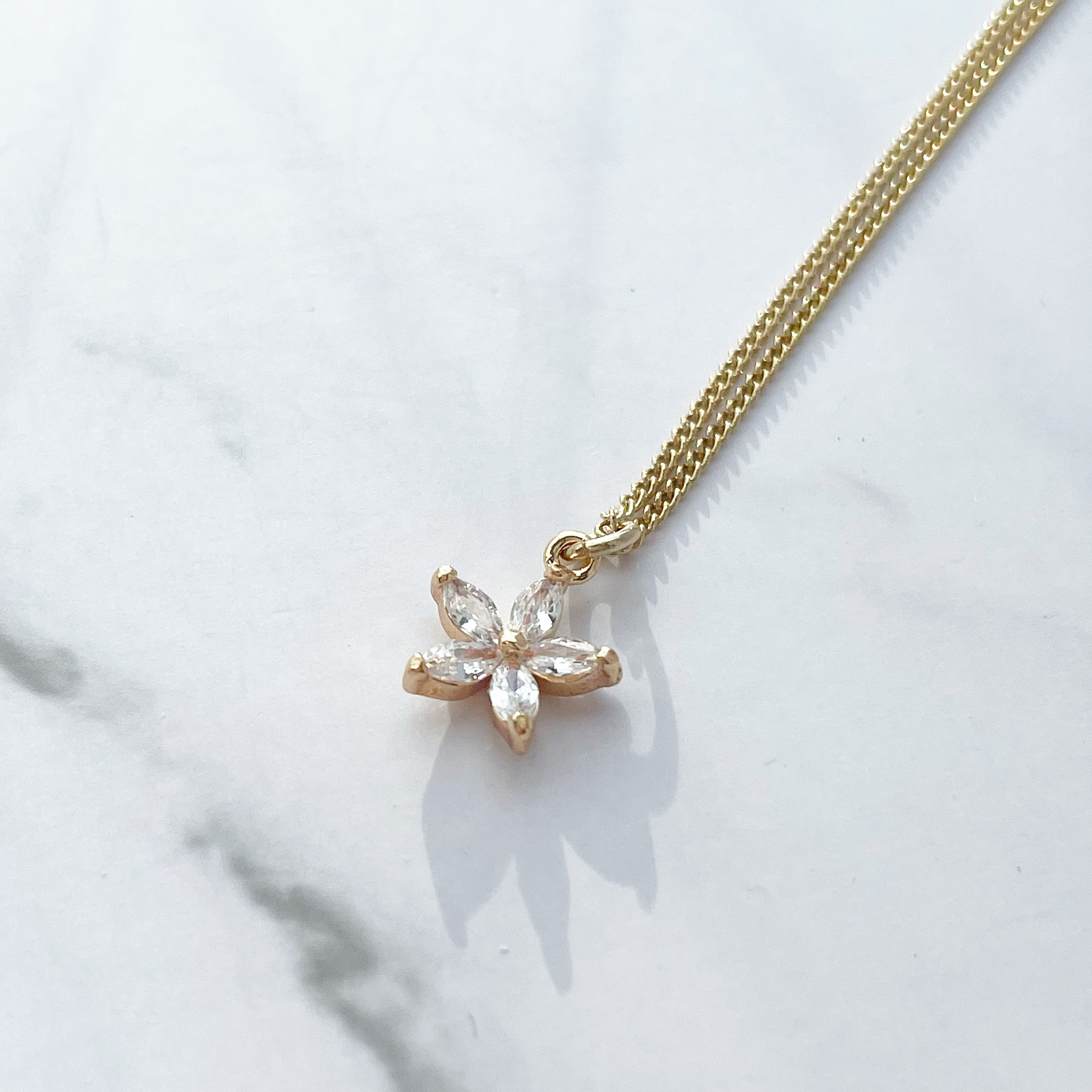 【送料無料】　フラワー ネックレス　シンプル　普段使い　ギフト　バレンタイン　アクセサリーケース　小ぶり　小さい　C36