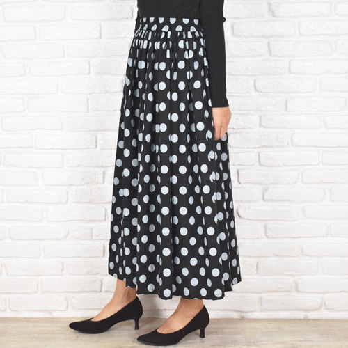 ☆一度着用美品フレアスカート 黒と白の水玉模様 大きな水玉柄コットン素材ふんわりギャザーのフレアスカート