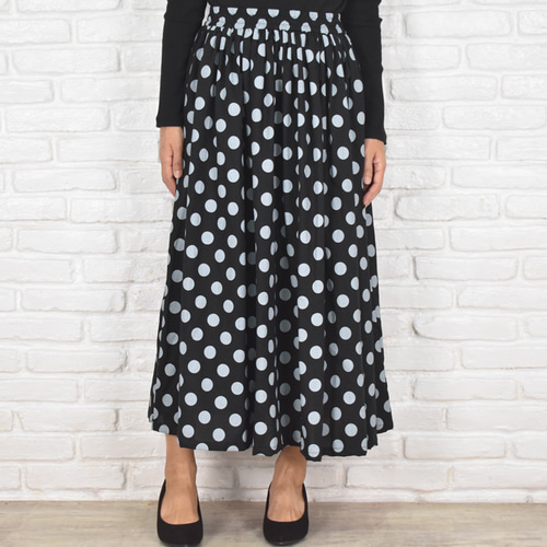 ☆一度着用美品フレアスカート 黒と白の水玉模様 大きな水玉柄コットン素材ふんわりギャザーのフレアスカート