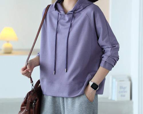 黒のフード付きスウェットシャツ リラックスしたシルエットでどんなスタイルにも合わせやすい、スリム