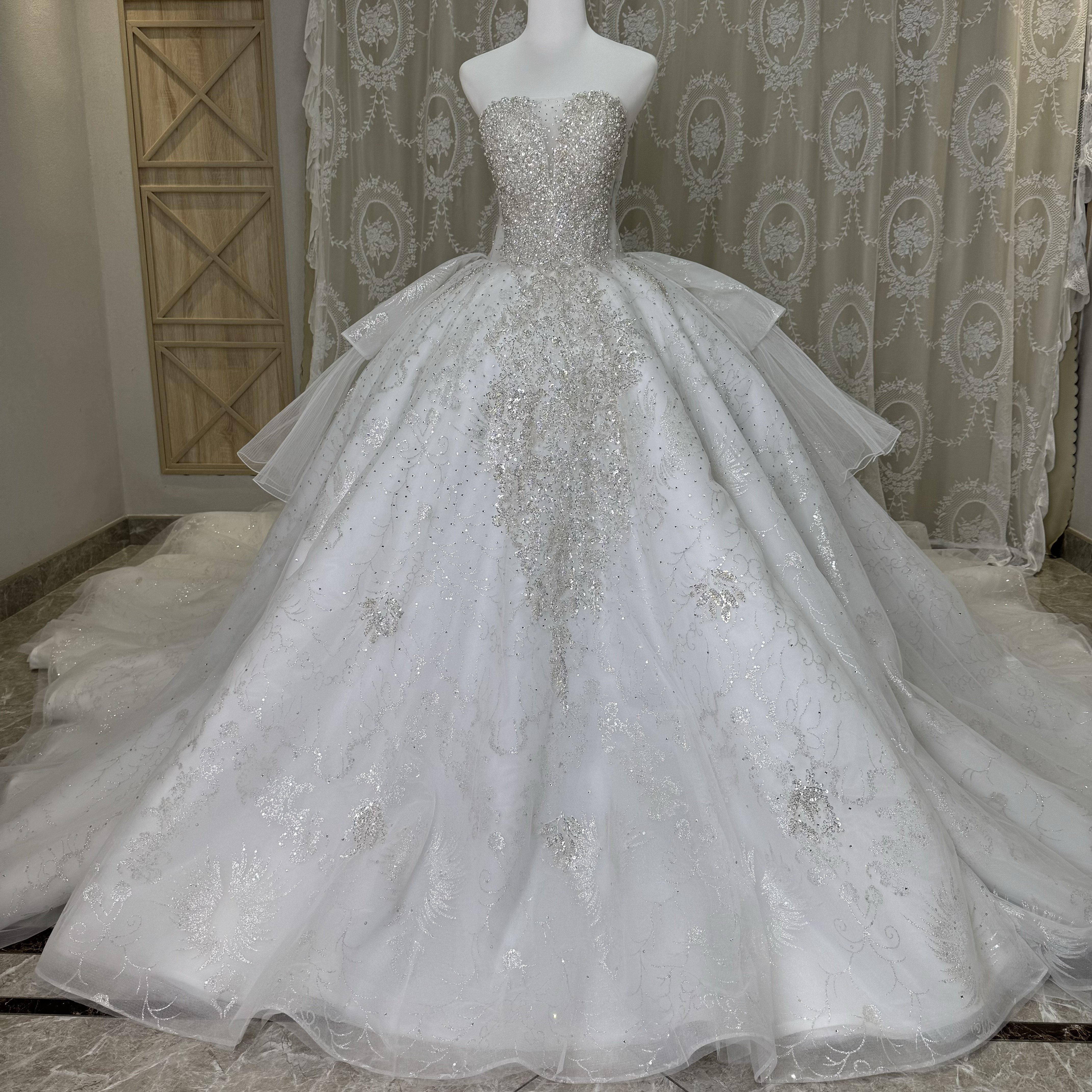 見逃さない！キラキラ　韓国スタイル　袖なし　vネック　華やかなトレーン　編み上げ　プリンセスライン　大人気前撮りお呼ばれ