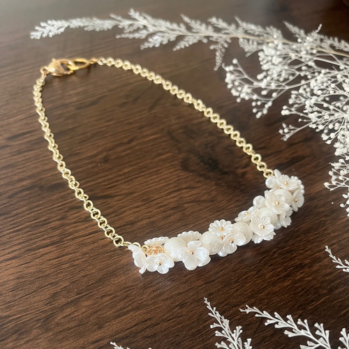 ホワイトフラワーモチーフネックレス美品。交渉あり。 ホワイトフラワーモチーフネックレス美品。交渉あり。 ホワイト
