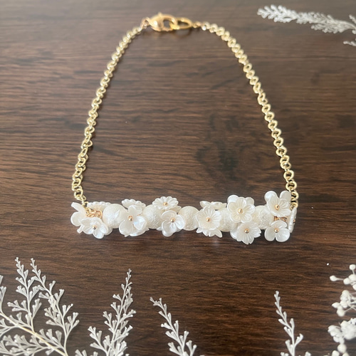 ホワイトフラワーモチーフネックレス美品。交渉あり。 ホワイトフラワーモチーフネックレス美品。交渉あり。 大人気】K18YG白