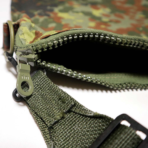 BRIEFING ポーチ カモフラ 迷彩 サコッシュ ショルダーバッグ