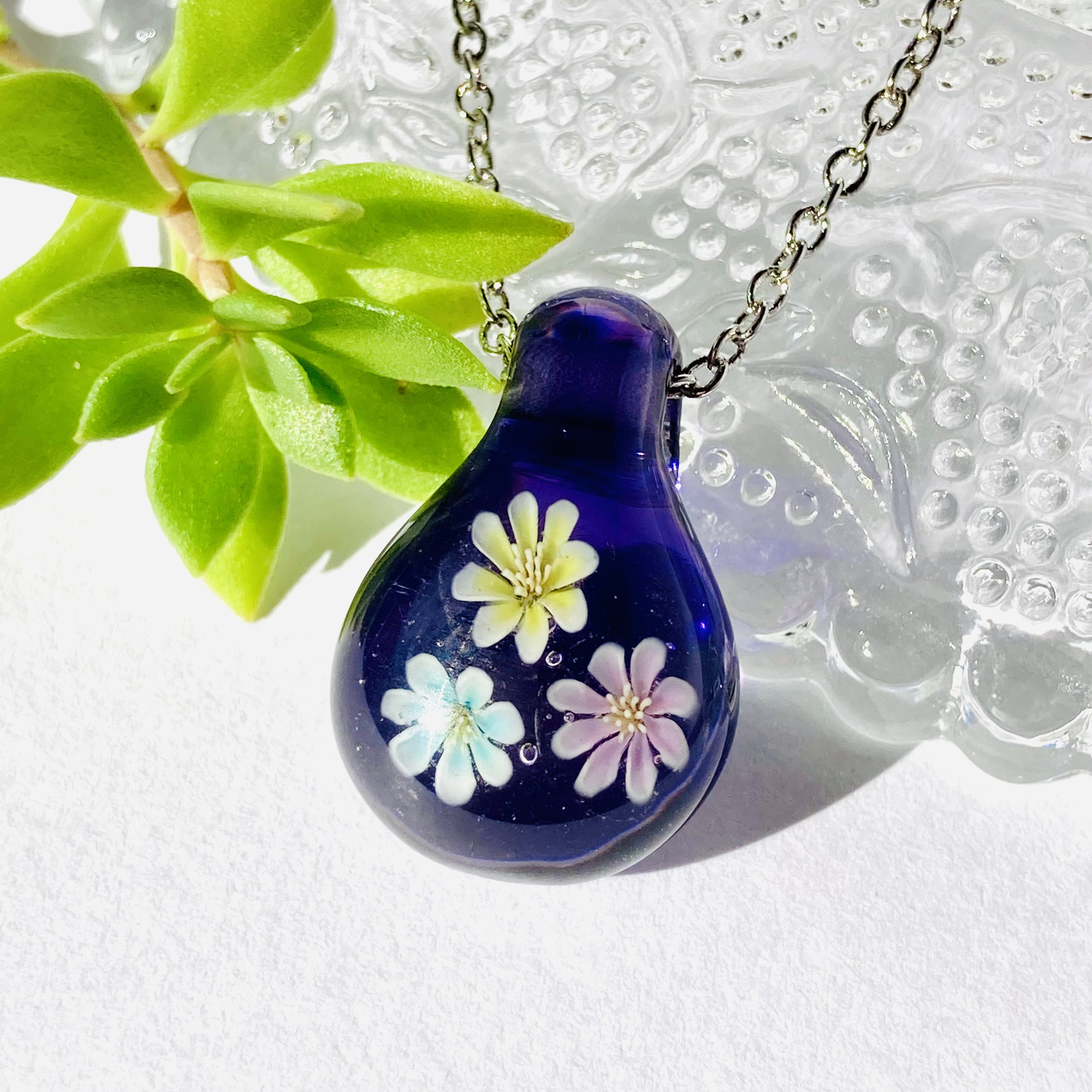 【美品・箱付き】ヘレンド／陶製 ペンダントトップ 手描き花柄 ペンダント 美品・箱付き】ヘレンド／陶製 ペンダントトップ 手描き花柄