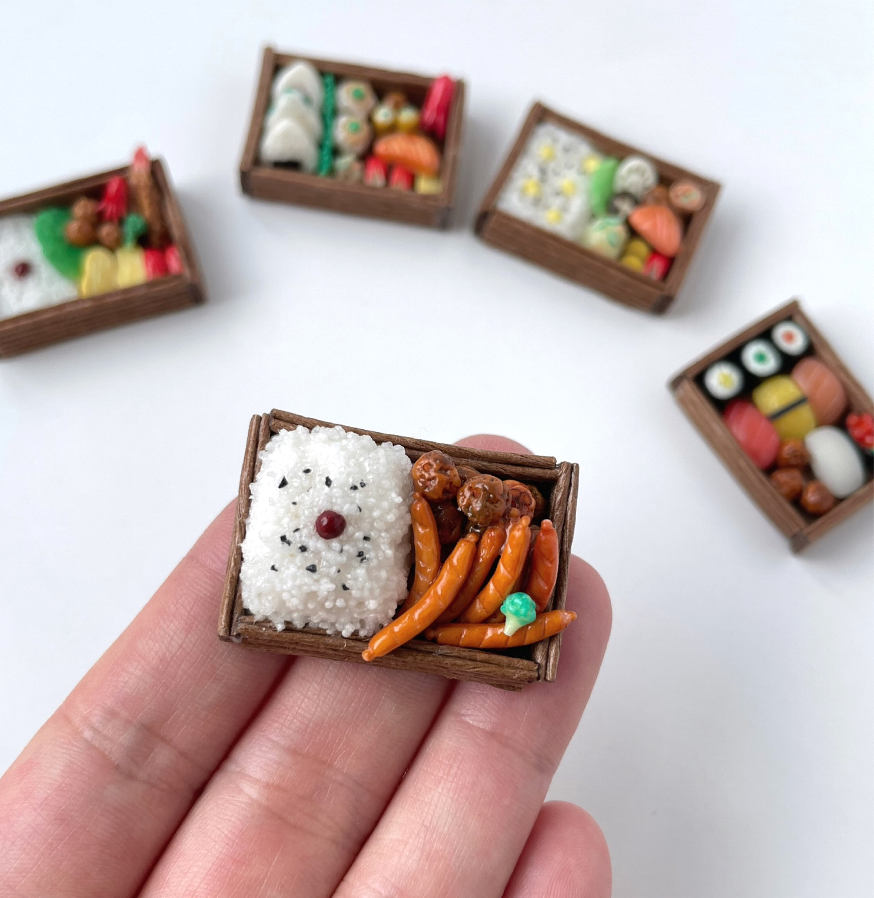 フェリシモ ☆ ご当地グルメ 全国お弁当 ミニチュアマグネット ☆5種セット 粘土製ミニチュアお弁当セットです🍱✨ 〇 二枚目にサイズ比較の
