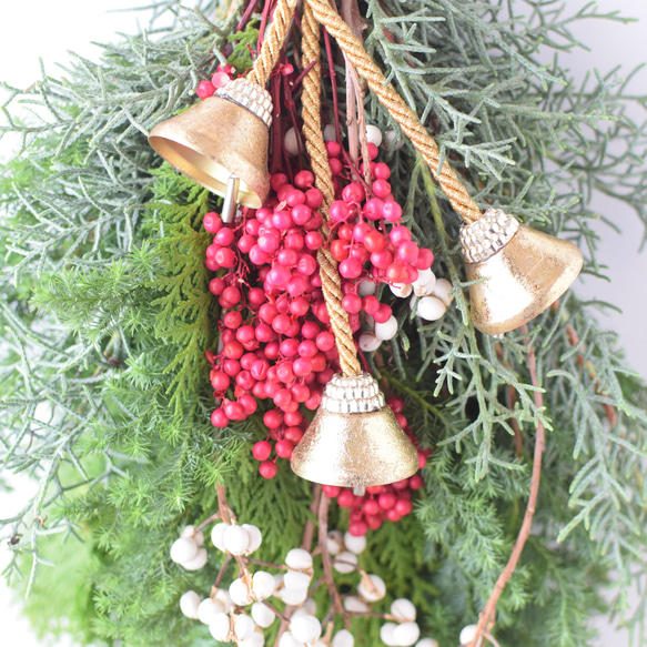 受付12月8日まで【生グリーンボリュームクリスマススワッグ】赤い実とベル＊Creema限定 4枚目の画像
