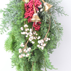 受付12月8日まで【生グリーンボリュームクリスマススワッグ】赤い実とベル＊Creema限定 2枚目の画像