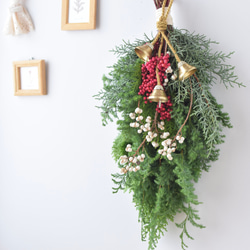 受付12月8日まで【生グリーンボリュームクリスマススワッグ】赤い実とベル＊Creema限定 5枚目の画像