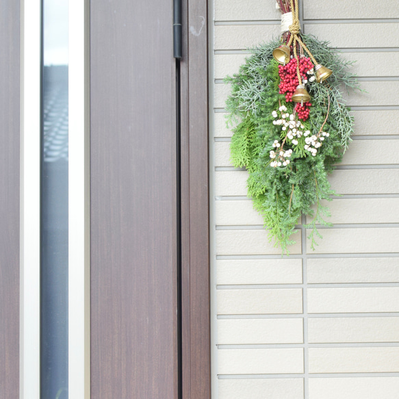 受付12月8日まで【生グリーンボリュームクリスマススワッグ】赤い実とベル＊Creema限定 6枚目の画像