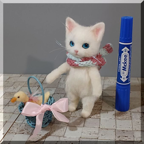 ストライプスカート白猫のドール【ハンドメイド】猫　ぬいぐるみ　羊毛フェルト 白スカート白猫のアートドール 【ハンドメイド】猫 ぬいぐるみ