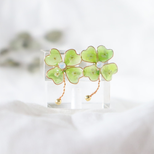 押し花ディップアートの四つ葉のクローバーのイヤリング/ピアス
