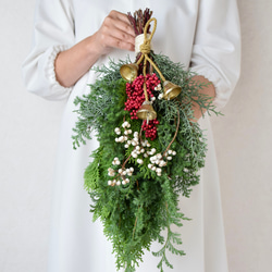 受付12月8日まで【生グリーンボリュームクリスマススワッグ】コーンフラワーとラグラス＊Creema限定 9枚目の画像