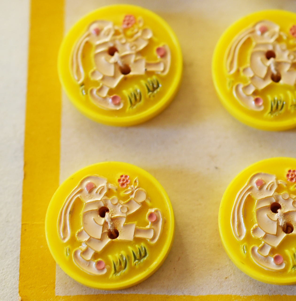 英国ヴィンテージ　うさぎのボタン・シート　イエロー【s0295】