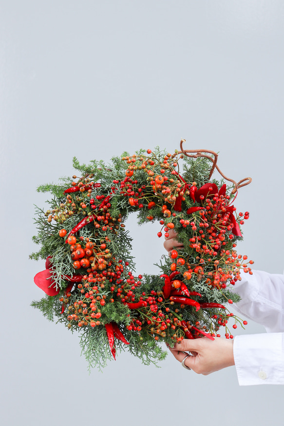 針葉樹と赤い実のクリスマスリース