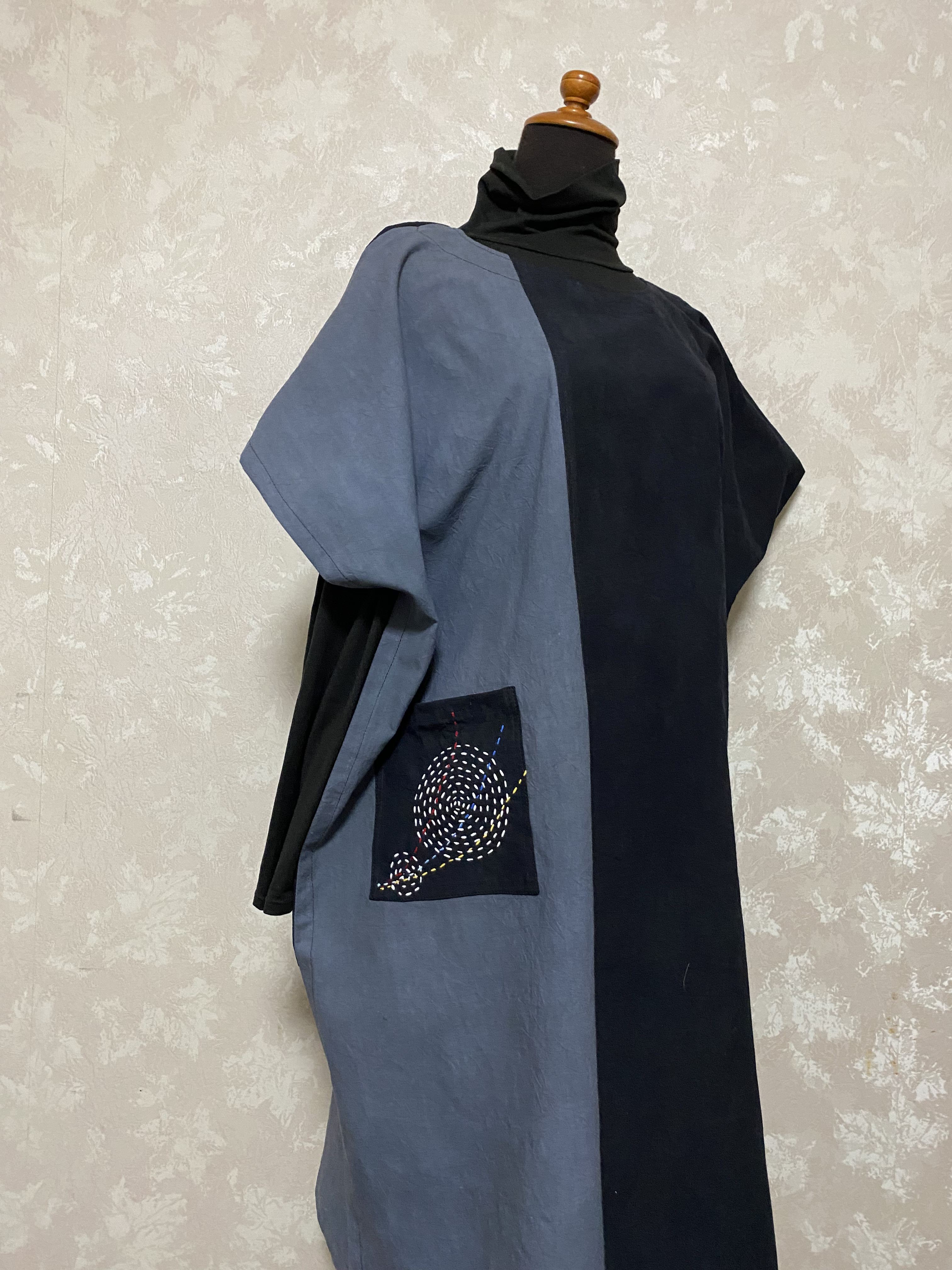 220.黒染めチュニック(襟はＶネックとラウンド)刺し子＊型染め＊赤染め＊長方形