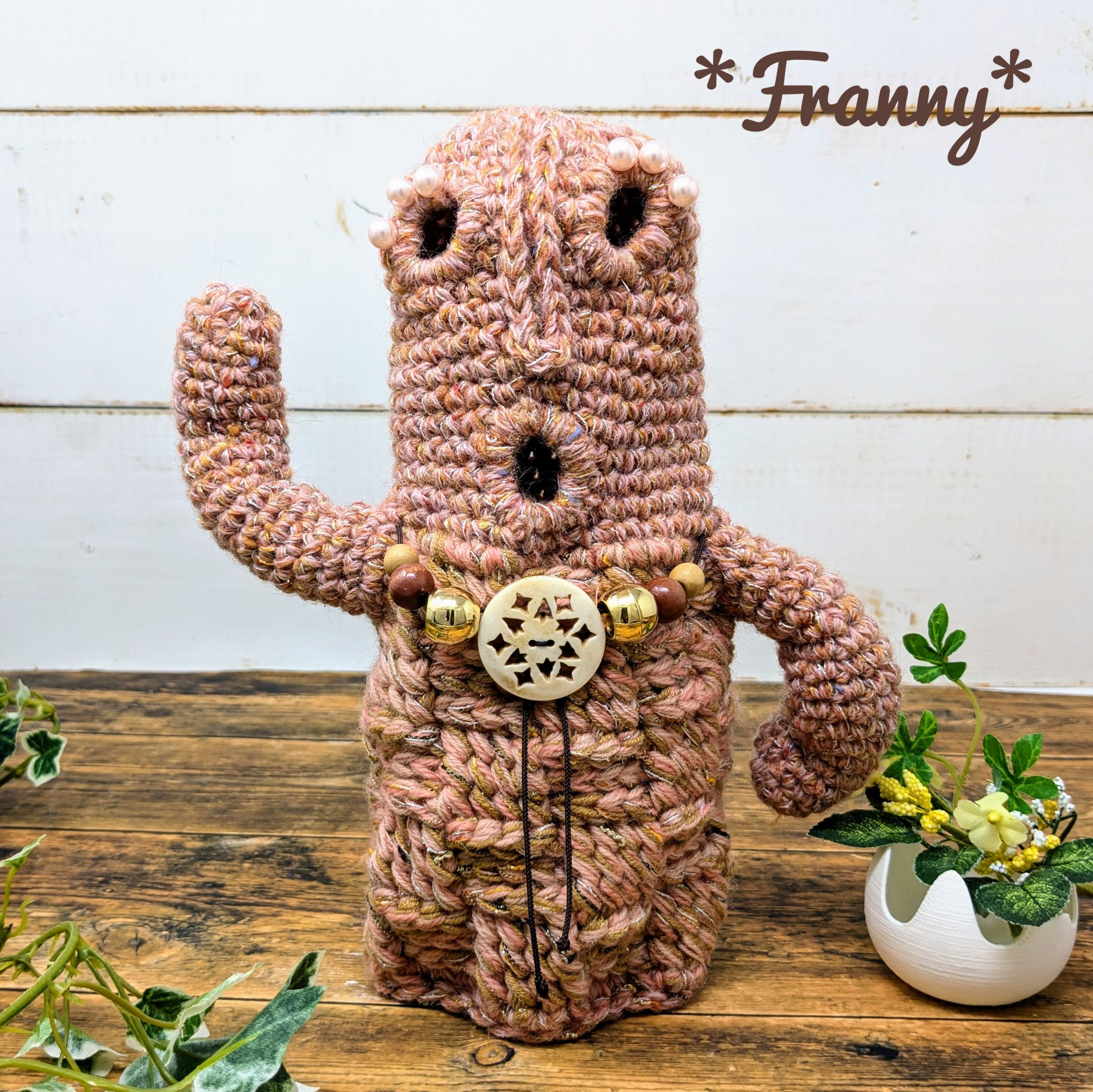 かぎ針編みのハニワちゃん（インカローズ）