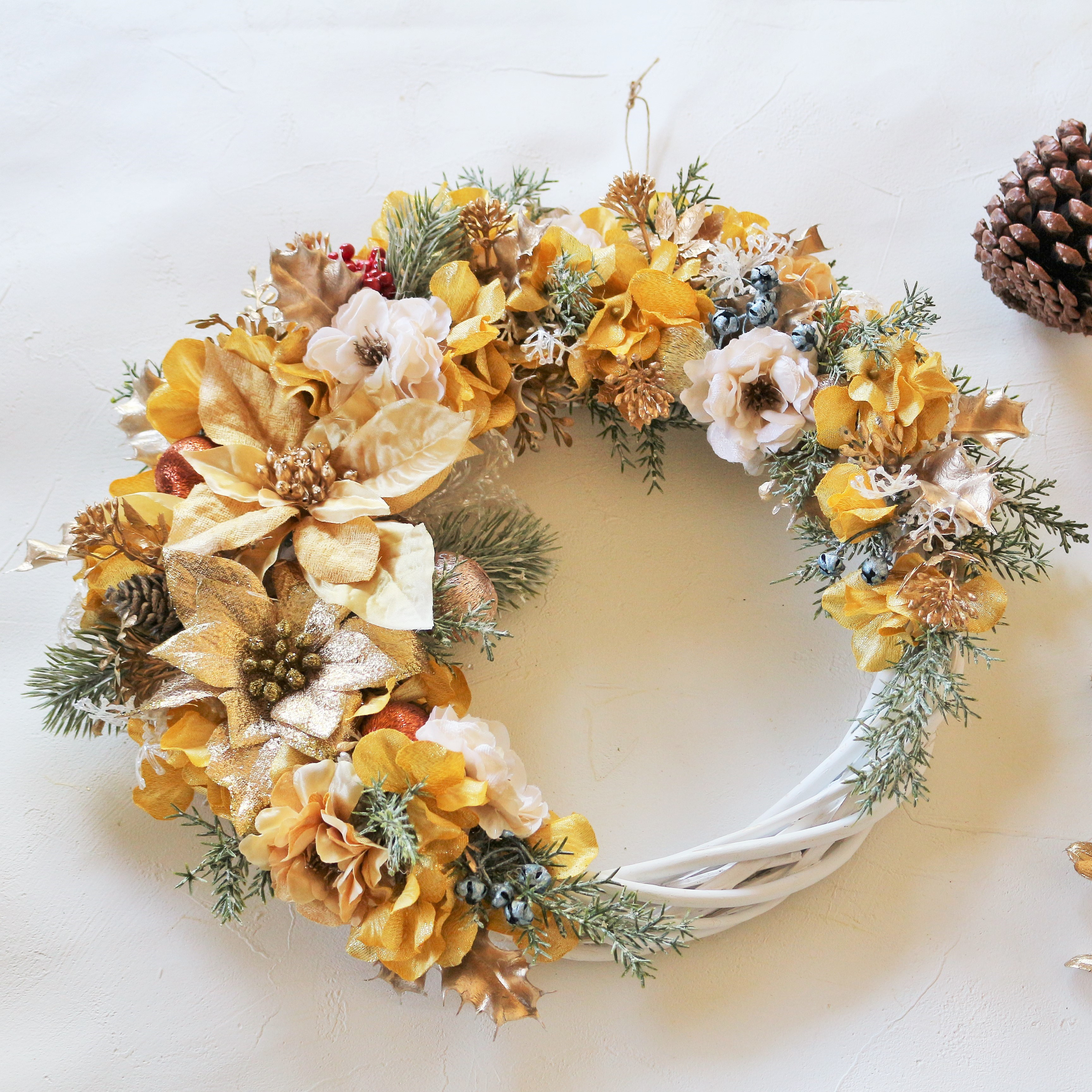 ずっと飾れる♡ポインセチアの三日月リース 4,380円