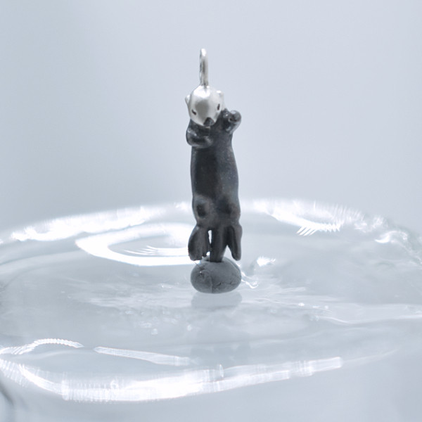 左手上げラッコ　ネックレス・ピアス・リング