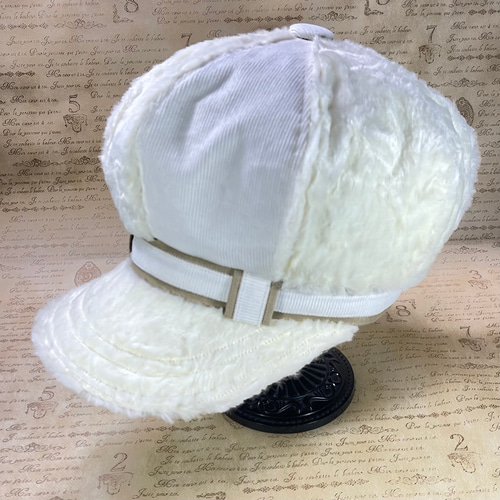 クリーム色のフェイクファー・キャスケット/白いコールテンの柄入り