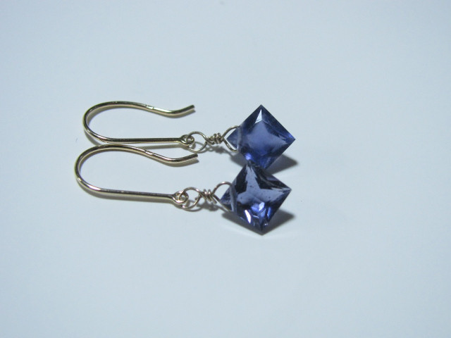 k10YG*ダイヤプリンセスカットアイオライトのピアス