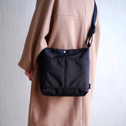 選べるＭ/Ｌサイズ 大容量のスクエア型  ワンショルダーバッグ(軽量/黒/A4対応)撥水ナイロン 通勤通学 旅行に◎ 1枚目の画像