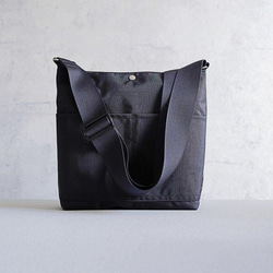 選べるＭ/Ｌサイズ 大容量のスクエア型  ワンショルダーバッグ(軽量/黒/A4対応)撥水ナイロン 通勤通学 旅行に◎ 2枚目の画像