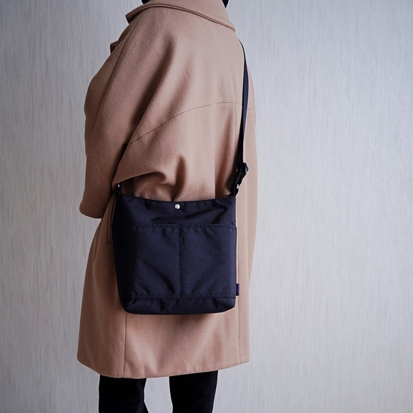 選べるＭ/Ｌサイズ 大容量のスクエア型  ワンショルダーバッグ(軽量/黒/A4対応)撥水ナイロン 通勤通学 旅行に◎ 5枚目の画像