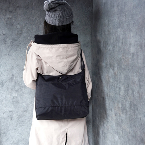 選べるＭ/Ｌサイズ 大容量のスクエア型  ワンショルダーバッグ(軽量/黒/A4対応)撥水ナイロン 通勤通学 旅行に◎ 13枚目の画像