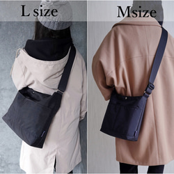 選べるＭ/Ｌサイズ 大容量のスクエア型  ワンショルダーバッグ(軽量/黒/A4対応)撥水ナイロン 通勤通学 旅行に◎ 8枚目の画像