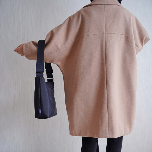 選べるＭ/Ｌサイズ 大容量のスクエア型  ワンショルダーバッグ(軽量/黒/A4対応)撥水ナイロン 通勤通学 旅行に◎ 6枚目の画像