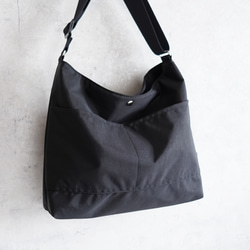 選べるＭ/Ｌサイズ 大容量のスクエア型  ワンショルダーバッグ(軽量/黒/A4対応)撥水ナイロン 通勤通学 旅行に◎ 10枚目の画像