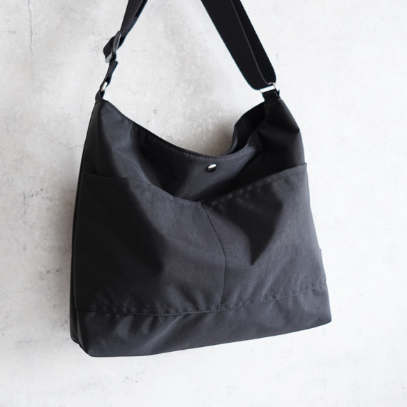 選べるＭ/Ｌサイズ 大容量のスクエア型  ワンショルダーバッグ(軽量/黒/A4対応)撥水ナイロン 通勤通学 旅行に◎ 10枚目の画像