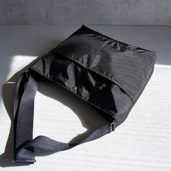 選べるＭ/Ｌサイズ 大容量のスクエア型  ワンショルダーバッグ(軽量/黒/A4対応)撥水ナイロン 通勤通学 旅行に◎ 11枚目の画像