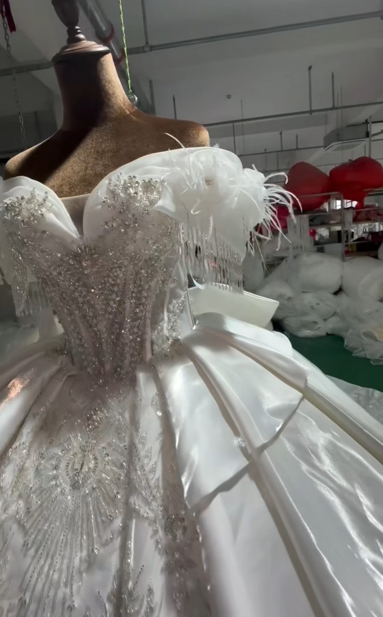 高品質保証！オフショルダー　二の腕カバー　vネック　魅惑の花レース　サテン　サイズオーダー可能　トレーン　豪華なドレス