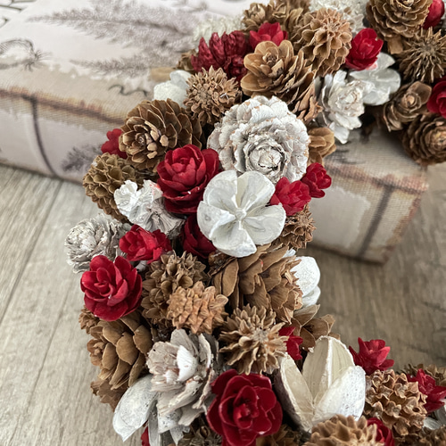 木の実のクリスマスリース（赤、白、ナチュラル） ドライフラワー