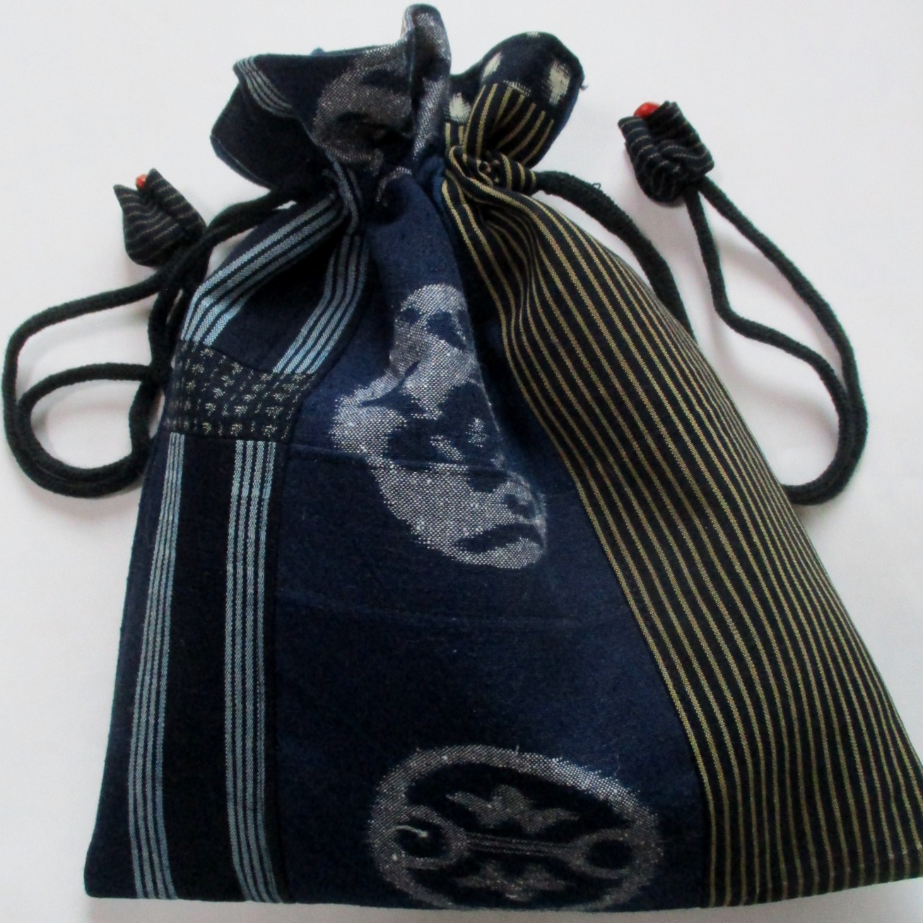 ８０３２　絵絣と唐桟縞で作った巾着袋