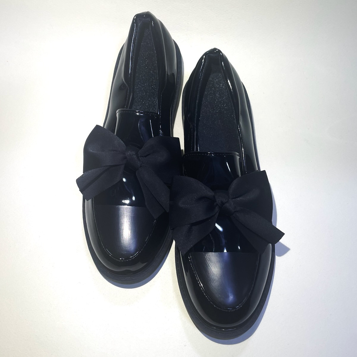 大きなリボンの2トーンエナメルローファー (Wブラック) 22.5cm 〜 25.5cm