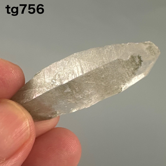 ガネーシュヒマール産 クローライトインヒマラヤ水晶 原石ポイント 