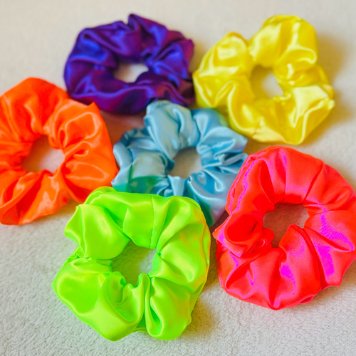 3個で800円！サテンシュシュ☆蛍光☆派手☆推し活に♡ シュシュ 光s