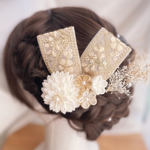 つまみ細工 インド刺繍リボン 白×ゴールドの髪飾り コーム つまみ細工