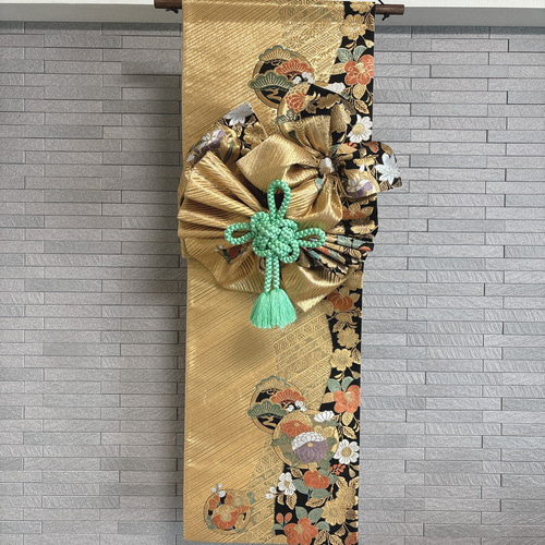 帯をリメイクした飾り結びのあるタペストリー 玄関に 床の間に お正月