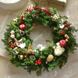 針葉樹のクリスマスリース・本物のヒムロスギを使ったリースにかわいい